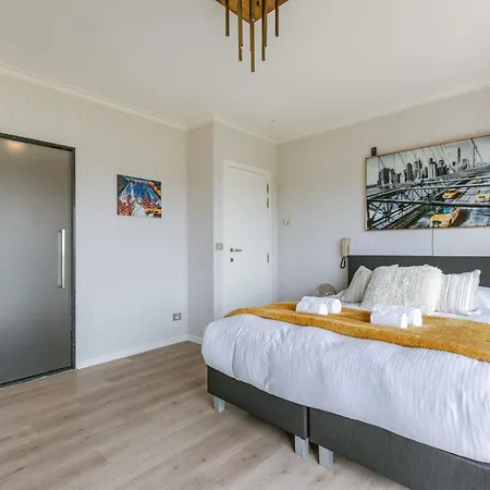 Huswell - With View & Common Indoor Pool Apartment